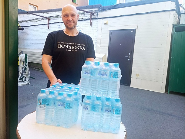 В рекордную жару Профсоюз передал 1846 бутылок воды на благотворительность