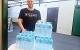 Превью - В рекордную жару Профсоюз передал 1846 бутылок воды на благотворительность