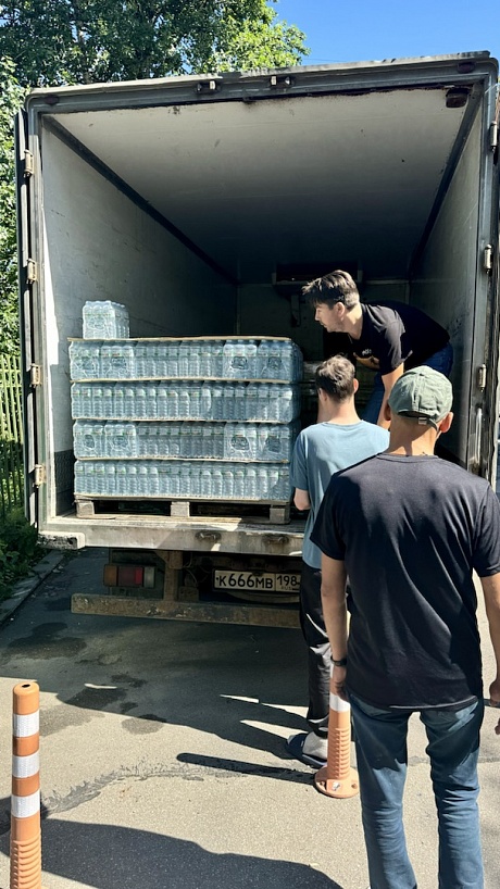 В летнюю жару ПСПФНР передал более тысячи бутылок питьевой воды на благотворительность