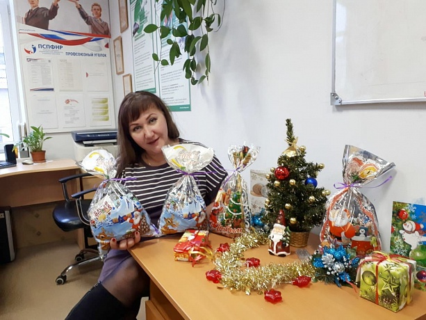 Новогодние подарки для детей подготовила ППО Пскова